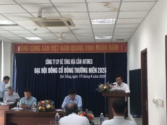 Ông Đỗ Hà Nam – Chủ tịch HĐQT trình bày “Báo cáo hoạt động của HĐQT năm 2025 và phương hướng hoạt động năm 2026